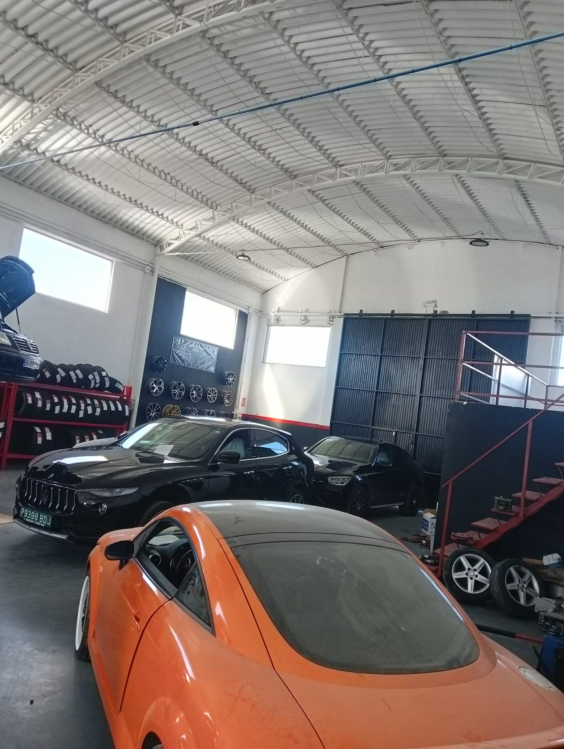 Coches de alta gama en el interior del taller