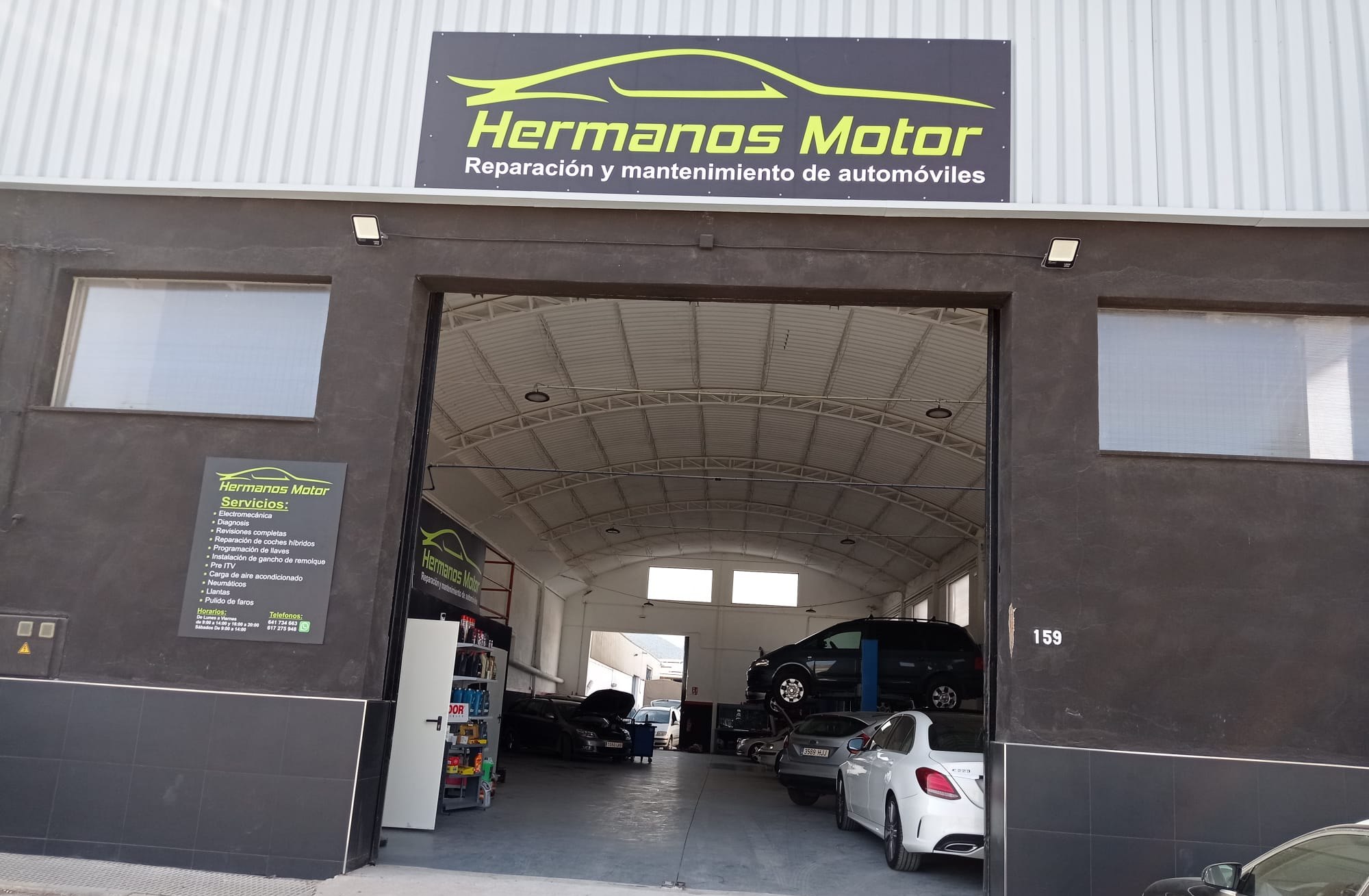Fachada del Taller Hermanos Motor con su rótulo